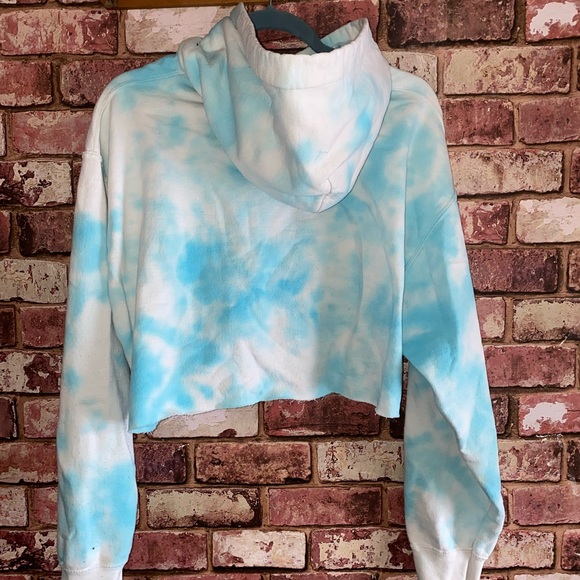 Tie dyed cropped hoodie, perfect for summer! - Picture 2 of 2